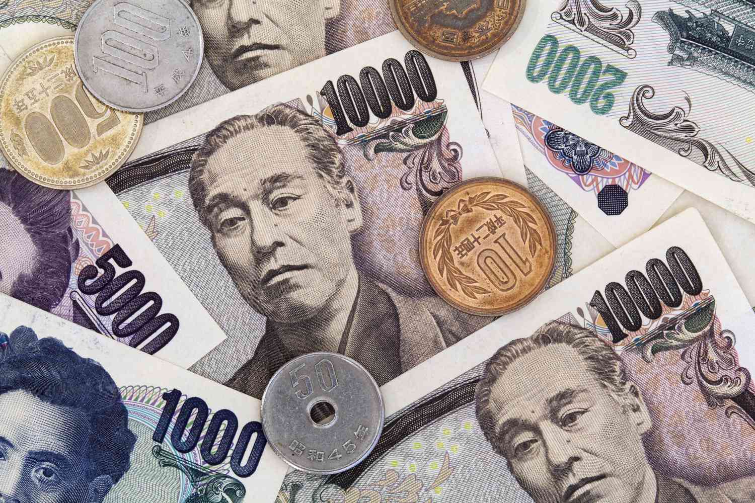 Japanese Yen banknotes and coins